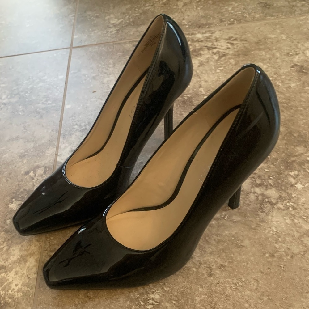 Nine West glossy short pumps